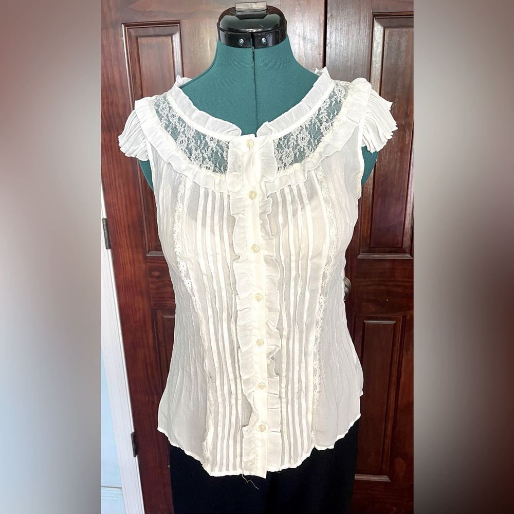 NY Collection White short sleeve blouse with lace detail and pleats. Size M.